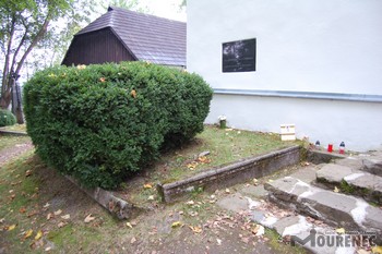 Photos of the grave 1