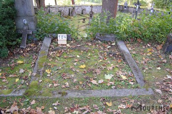 Photos of the grave 104