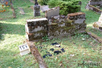 Photos of the grave 154