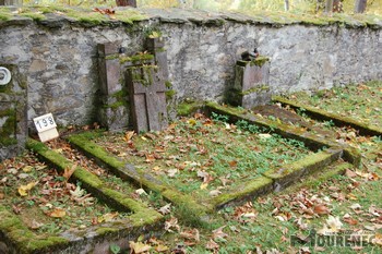 Photos of the grave 198